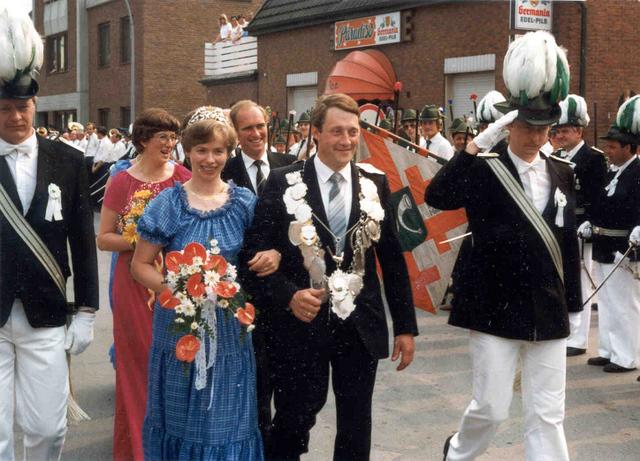 1981_BHS494B3.jpg - 1982: Beim Ausholen an der Spadaka Gescher.