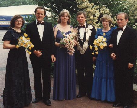 1982_Koller.jpg - Königspaar 1982: Ewald Koller und Gisela Seifer mit Gefolge v.l.: Agnes Kuhlage, Helmut Seifer, Christel Koller, Bernhard Kuhlage. 
