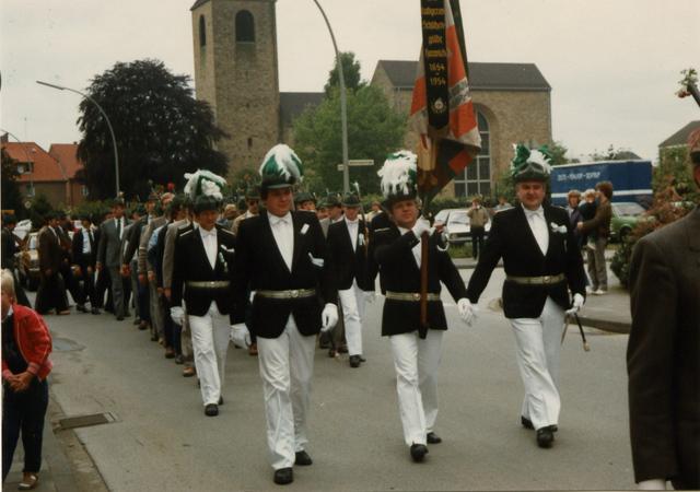 1983_1.jpg - Kirchgang