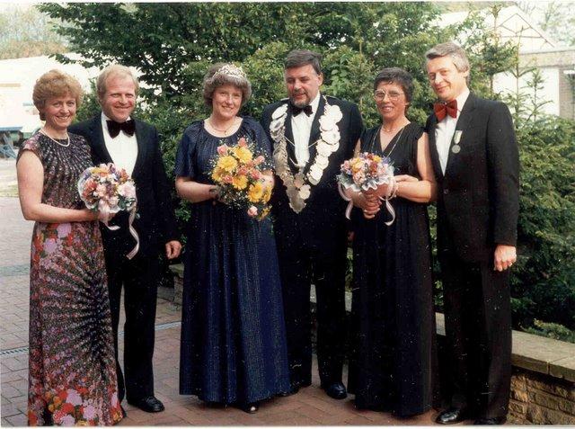 1983_BHS456B1.jpg - Königspaar 1983 Günter Walkowiak und Hedwig Kloster mit Gefolge v.l.: Gisela Musholt, Heinz Kloster, Anneliese Walkowiak, Ludwig Musholt.