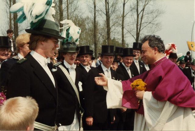 1985_2.jpg - Der Bischof begrüßt die Harwicker Schützengilde.