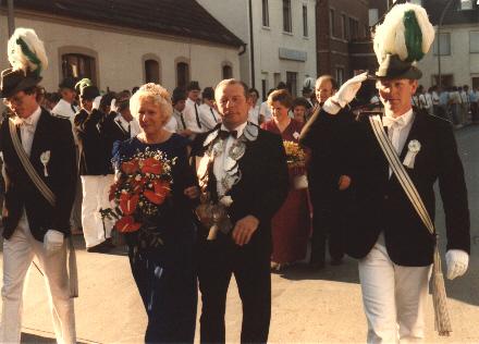 1985_Parade.jpg - Ausholen des Königpaares mit den Adjutanten Kloster (links) und Martin Eßling.