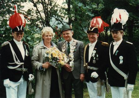 1987_Vogelst.jpg - Königspaar 1987 Bernhard Twents und Inge Terwei mit Major Werner Höing (i.V.) und Oberst Anton Eßling (i.V.) mit Adjutant Klemens Kersting.