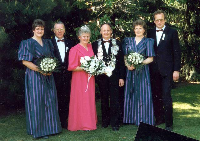 1988_BHS461B1.jpg - Das Königspaar 1988 Alfred Koller und Agnes Koppers mit Gefolge v.l.: Anni Lewerich, Walter Koppers, Maria Koller, Hubert Lewerich.