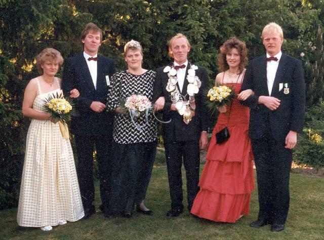 1989_BHS462B1.jpg - Das Königspaar mit Gefolge v.l.: Claudia Kersting, Josef Hertog, Marita Höing, Werner Kersting.