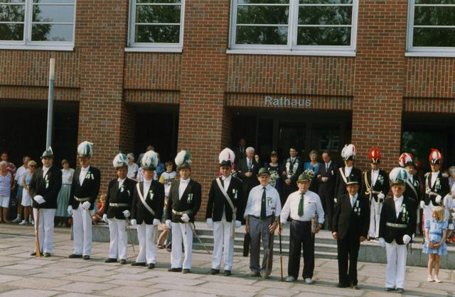 1993_1.jpg - Beförderungen und Ehrungen am Rathaus.