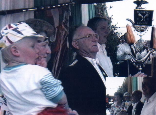 1993_4.jpg - Der Musikzug brachte Hauptmann Anton Eßling zum 55zigsten Geburtstag auf dem Frühschoppen im Festzelt ein Ständchen.