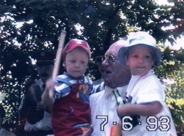 1993_5.jpg - An der Vogelstange: Opa Anton Eßling mit Enkel Bernd u. Alexandra Eßling.