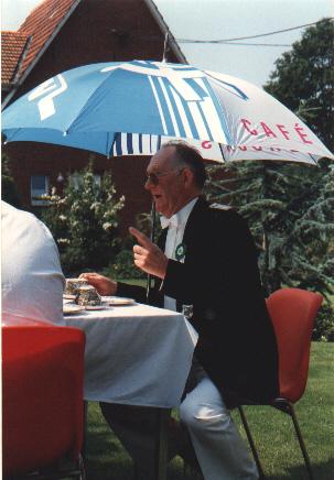 1993_Kaffee.jpg - Frühstück der Offiziere bei Agnes Charbon.