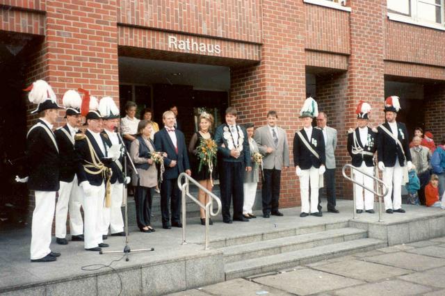 1995_BHS499B2.jpg - Ausholen des Königpaares vom Rathaus.