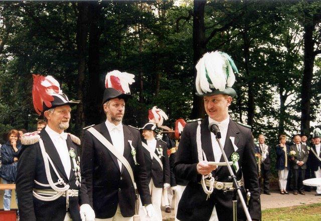 1998_BHS506B1.jpg - Statutenverlesung an der Vogelstange vor dem Vogelschießen durch "Spieß" Joachim Bürder.