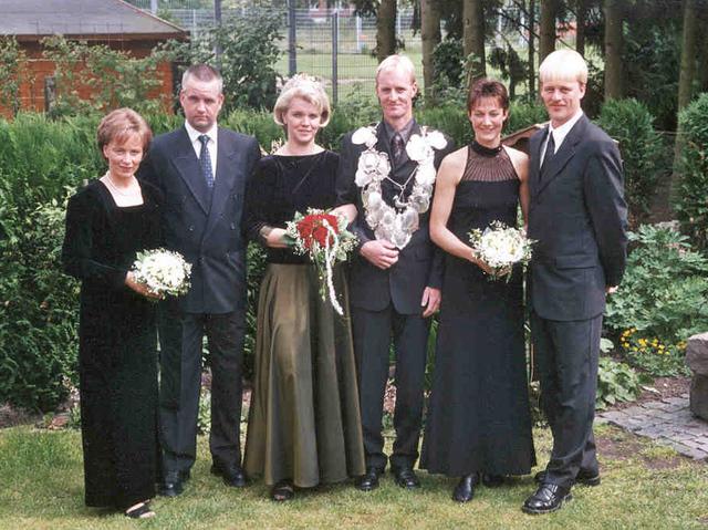 2000_BHS473B1.jpg - Königspaar 2000: Martin Schulte und Anne-Marie Wessendorf mit Gefolge v.l.: Ulrike Sandscheper, Uwe Wessendorf, Petra Schulte, Thomas Sandscheper.