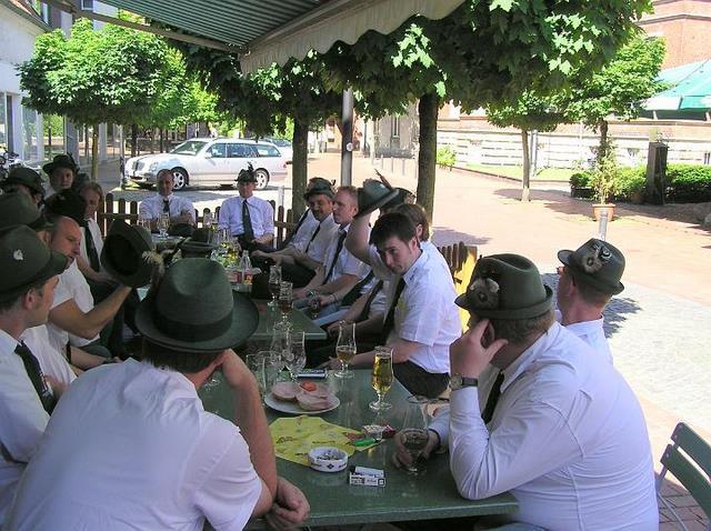 06_sokg001.JPG - Treffen einer Ggruppe vor dem Kirchgang.