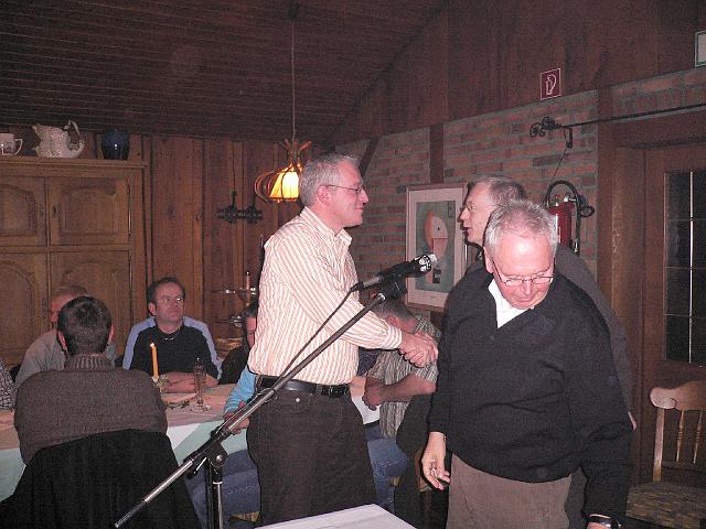 P1020505.JPG - Den Orden bekam auf der Generalversammlung Reiner Bürder (l.) als "Knubbenkönig 2006".